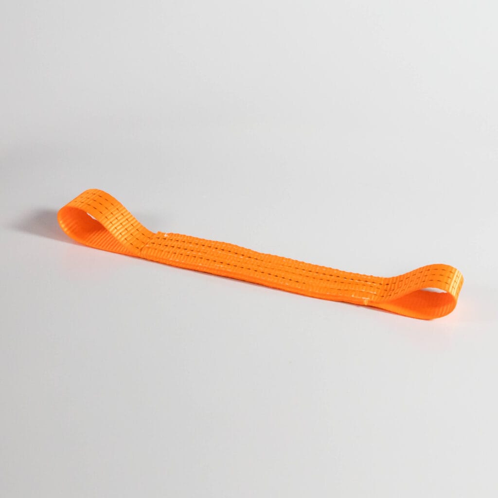 Imagem de uma cinta catraca para guincheiro no modelo barrigueira de cegonheira com alça, cor laranja.