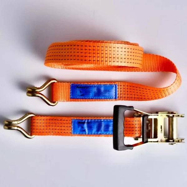 Conjunto de cinta com catraca e ganchos metálicos para amarração de cargas
