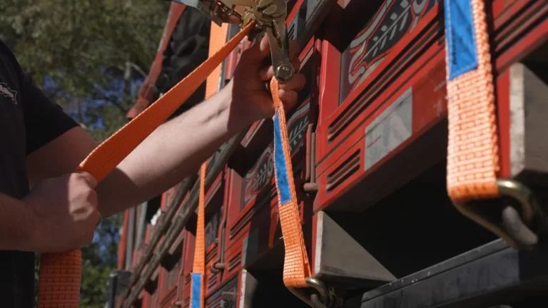 Imagem de cintas enganchadas em caminhão, simbolizando a compreensão do que é a capacidade nominal de carga.