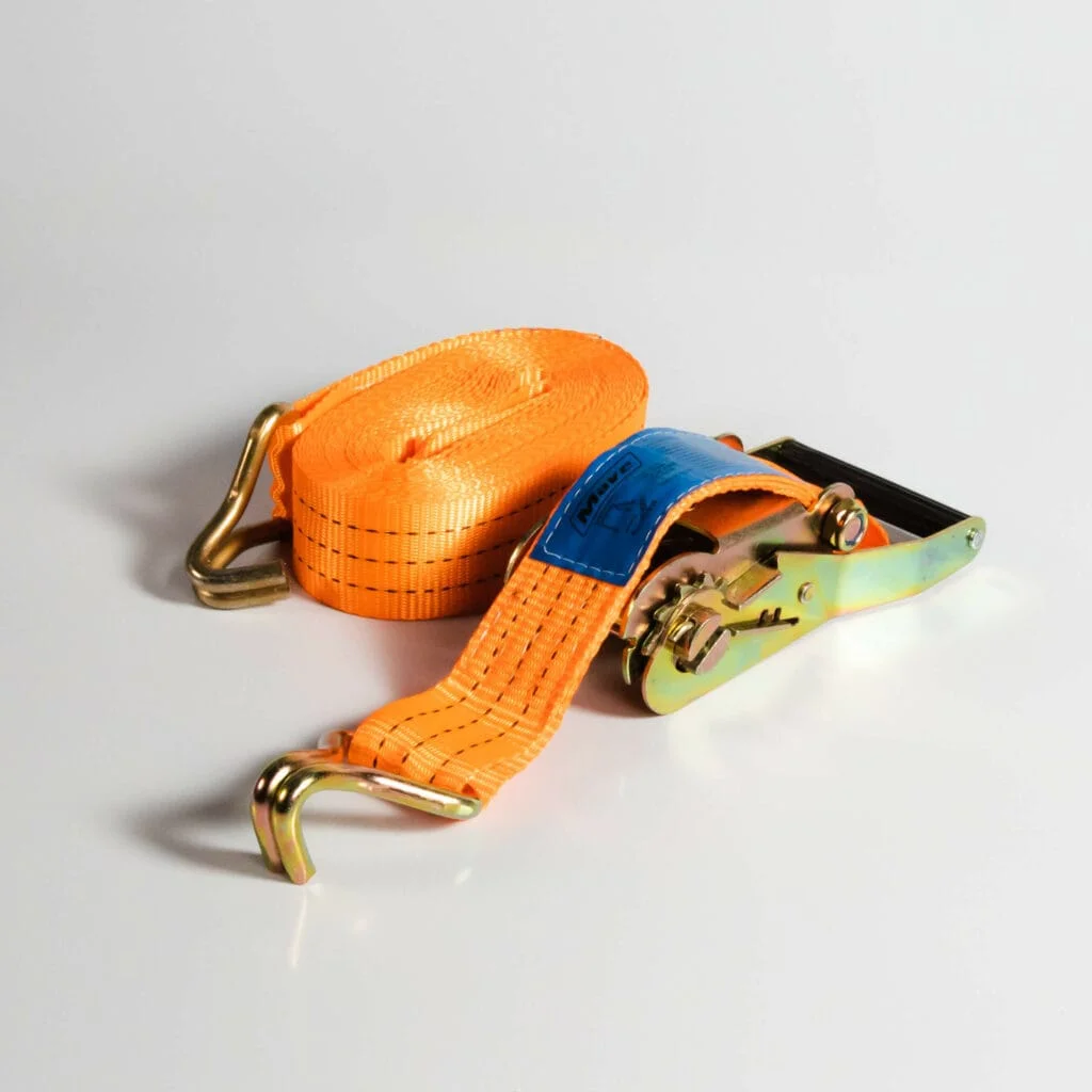 Cinta de elevação com catraca e ganchos em destaque para representar quando trocar a cinta de elevação